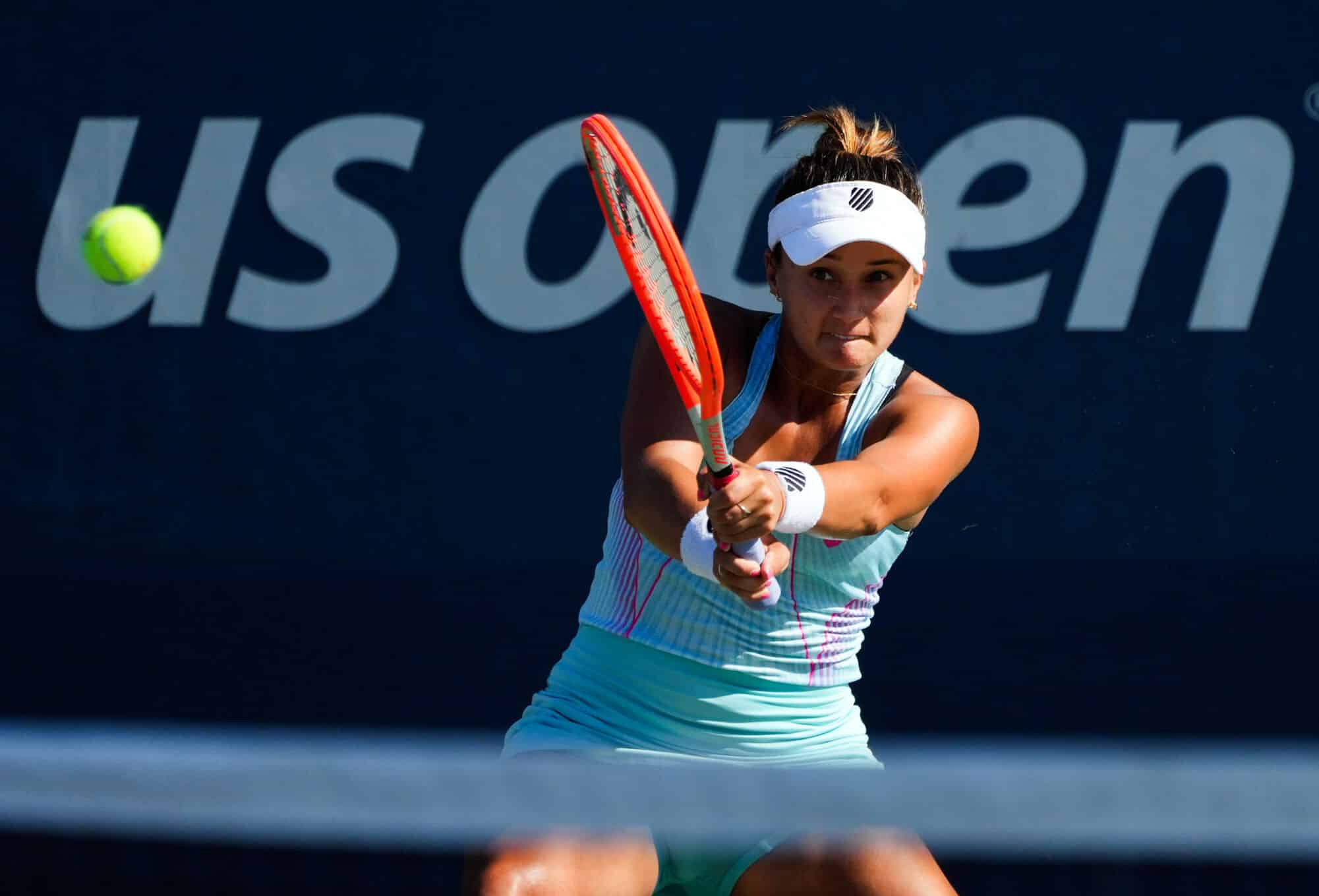 Aug 30, 2022; Flushing, NY, USA; Lauren Davis of the United States hits to Lucia Bronzetti of Italy on day two of the 2022 U.S. Open tennis tournament at USTA Billie Jean King National Tennis Center. Mandatory Credit: Jerry Lai-USA TODAY Sports/Sipa USA - Photo by Icon sport