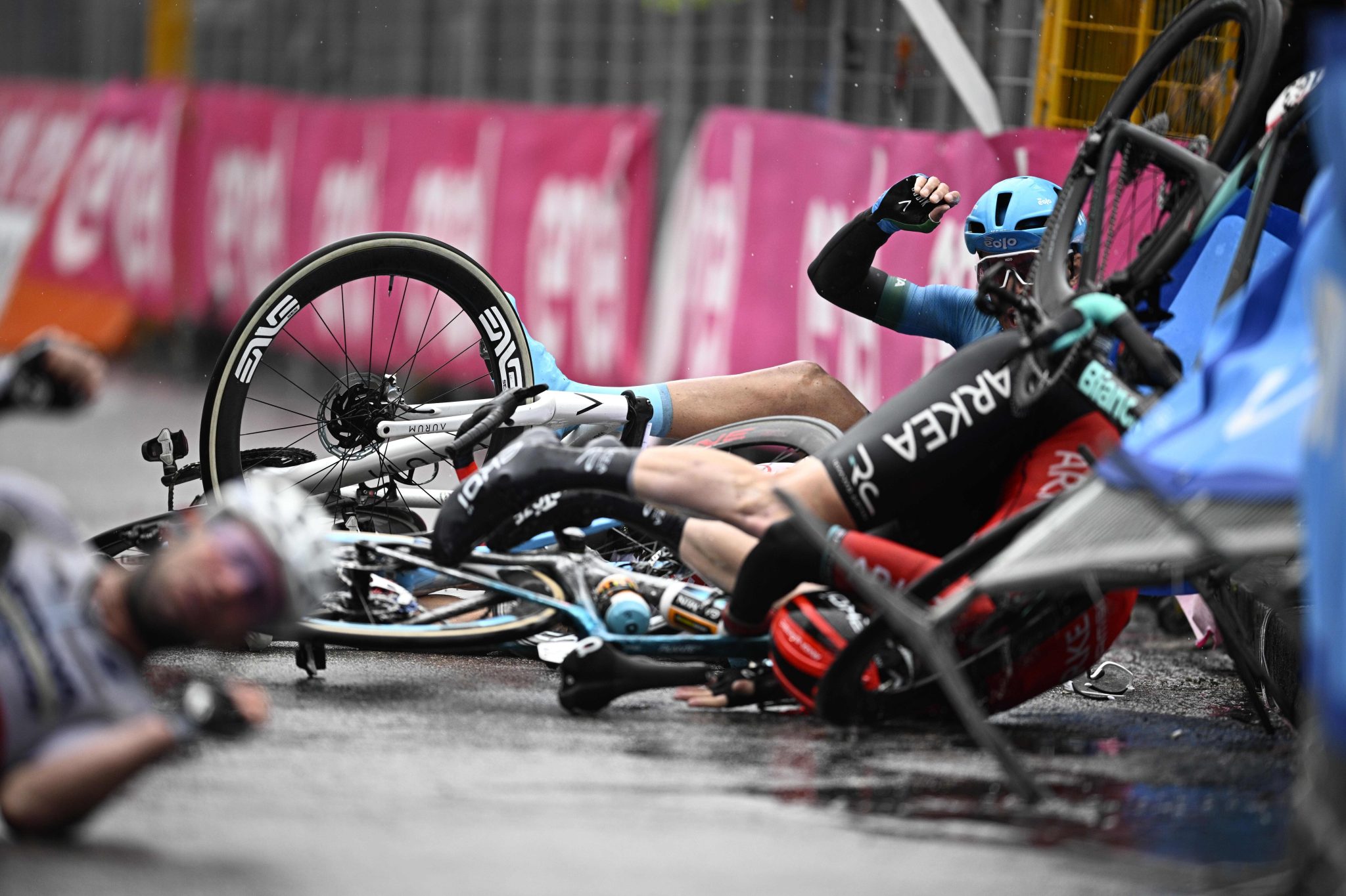 Vuelta crash 2 scaled